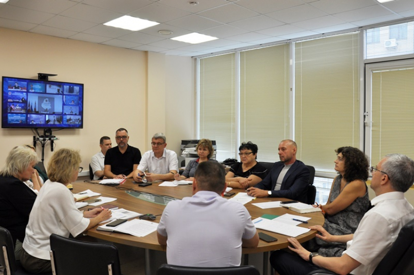 В Избирательной комиссии Волгоградской комиссии обсудили, как членам УИКов ходить по квартирам избирателей
