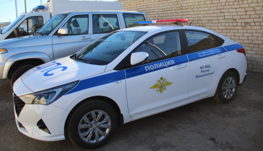В день профессионального праздника камышинские полицейские получили новые автомобили