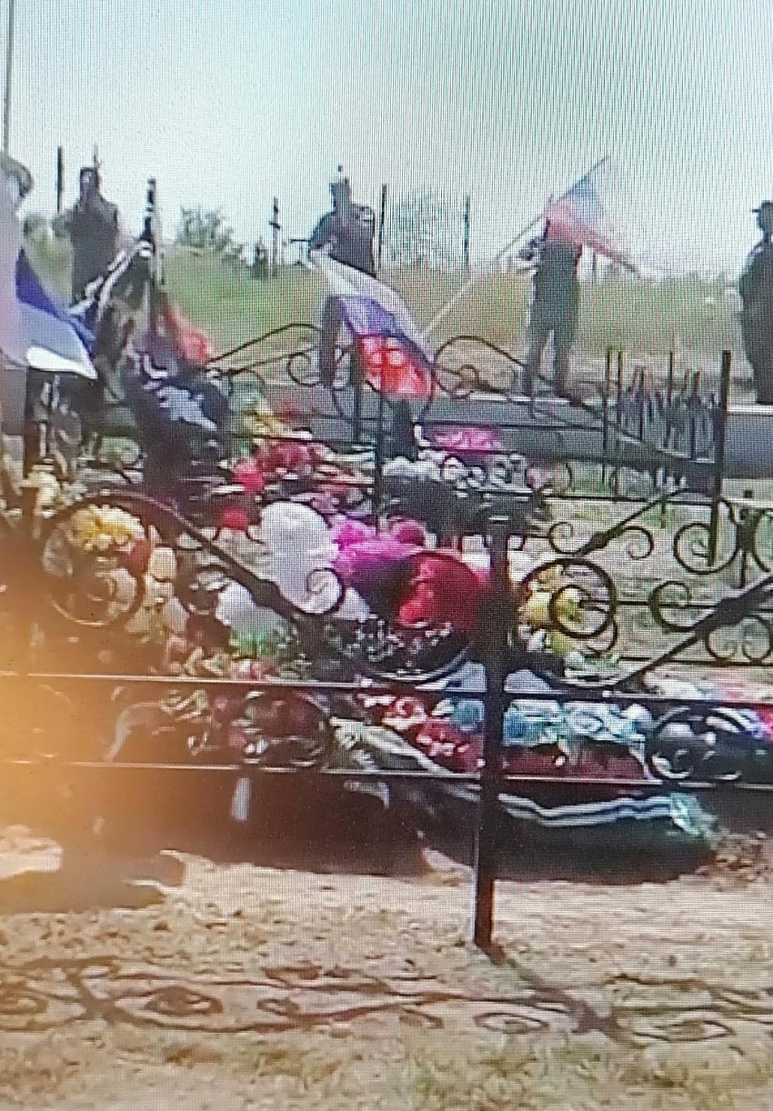 В Камышине в День ВДВ в квартале героев СВО на муниципальном кладбище прозвучали залпы оружейного салюта в память о погибших (ВИДЕО)