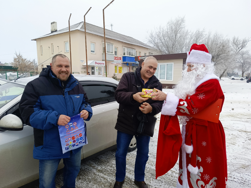 В Камышине полицейский Дед Мороз выехал поздравлять и слегка «тонизировать» водителей