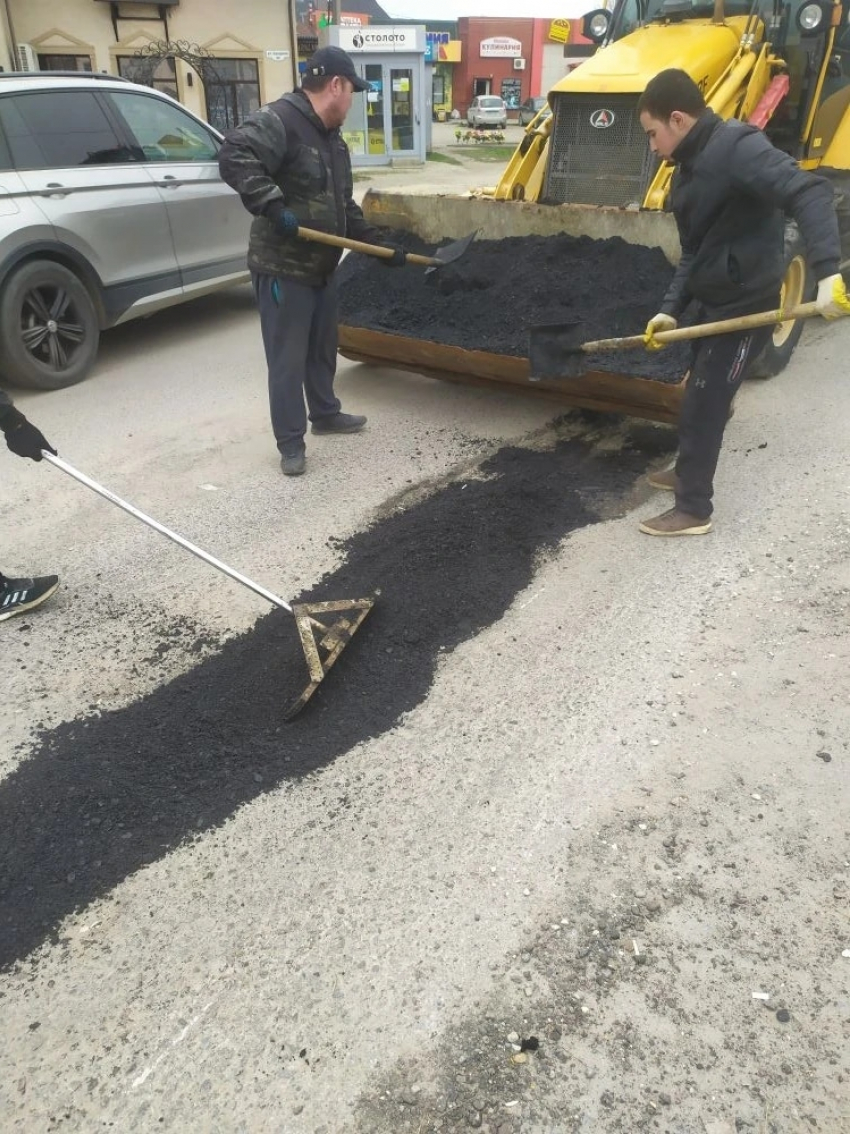 Камышане сообщают в соцсетях о «спешном ремонте ям» на дорогах в 5-м микрорайоне Камышина