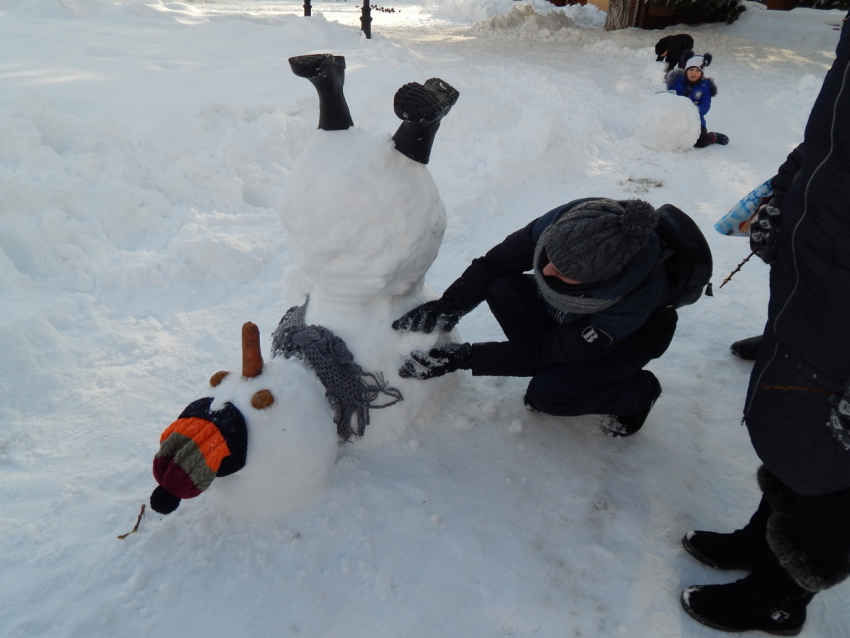 В Камышинском парке снеговики «позировали» стоя, лежа и на голове!