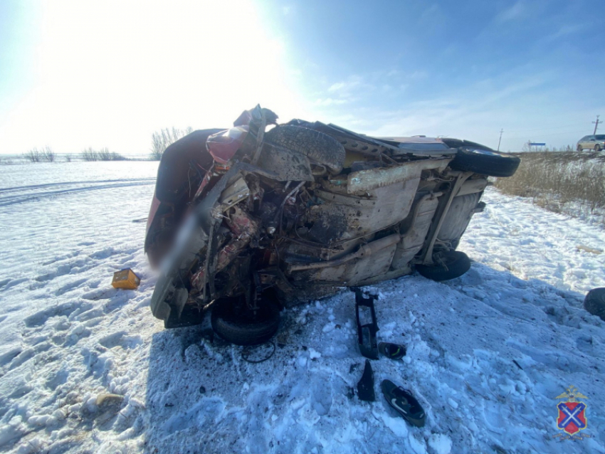 На автодороге между Фролово и Камышином «девятка» опасно рухнула в кювет