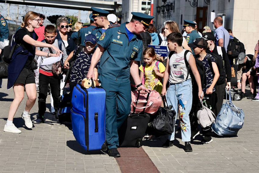 На вокзале Волгограда встретили группу ребят из Курской области