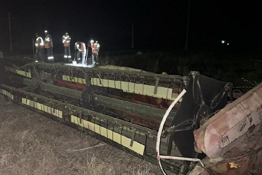 В Камышинском районе поезд снес комбайн