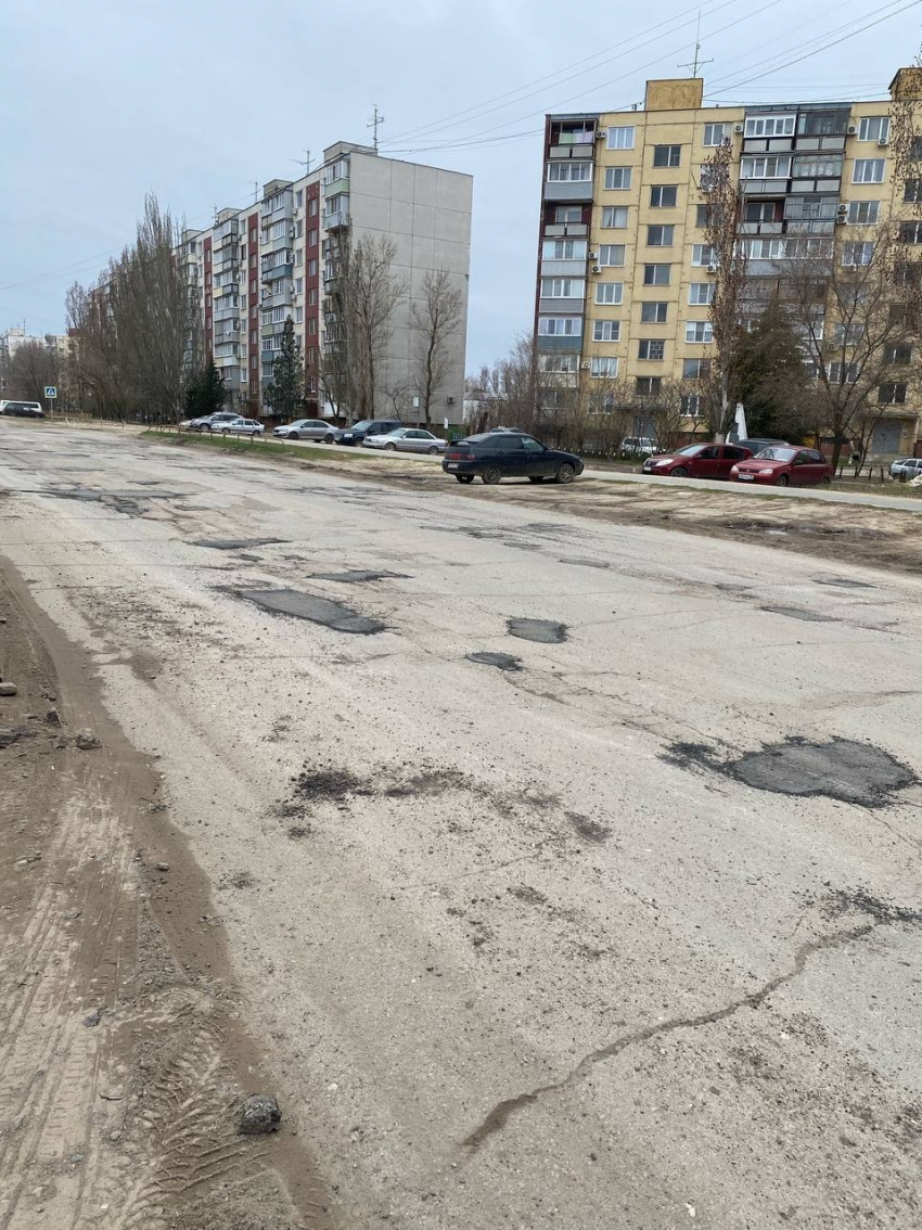 Камышане показывают латки, которые кладут на разбитые городские дороги между дождями