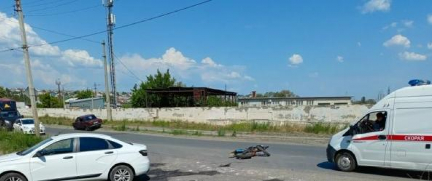 В Камышине на улице Титова сбили мотоциклиста, «скорая» увезла его в больницу