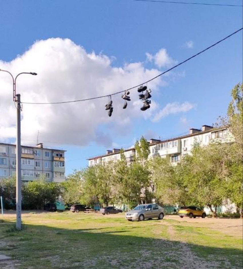 Камышане в соцсетях «юморят» по поводу развешанных на проводах кроссовок