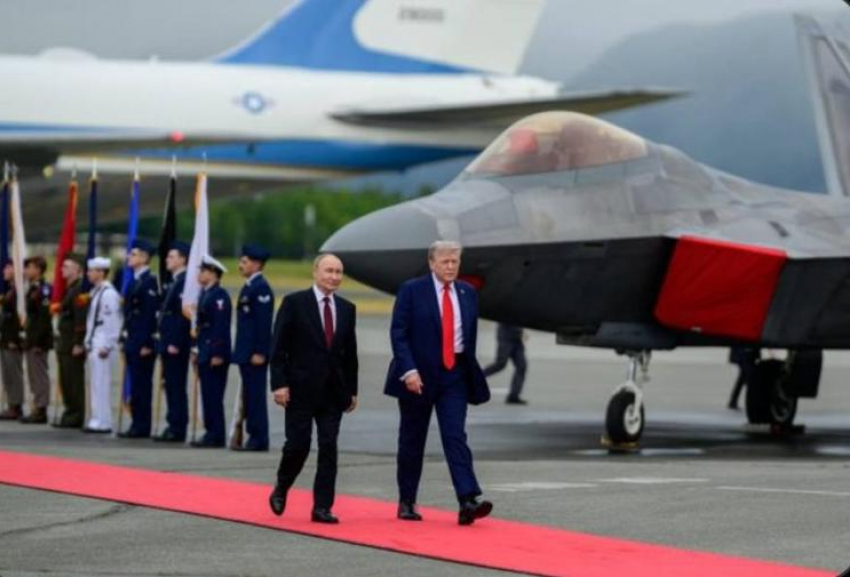«На Аляске вершится история»: встреча Путина и Трампа началась с крепкого рукопожатия — президенты поехали на саммит в одной машине, - «Блокнот - Россия"