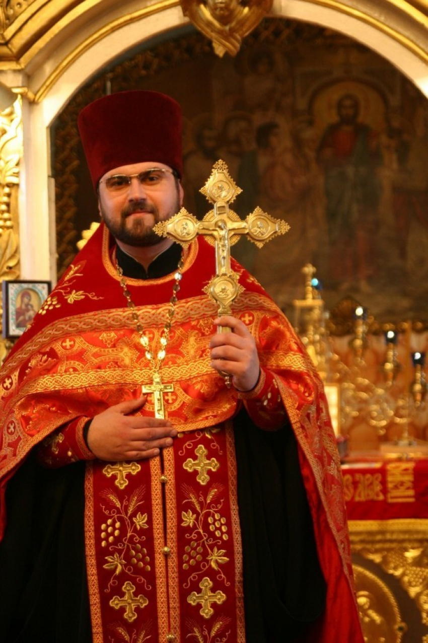 Протоиерей Алексий Кузнецов - старший священник Никольского кафедрального собора Камышина поздравляет с Пасхой Христовой