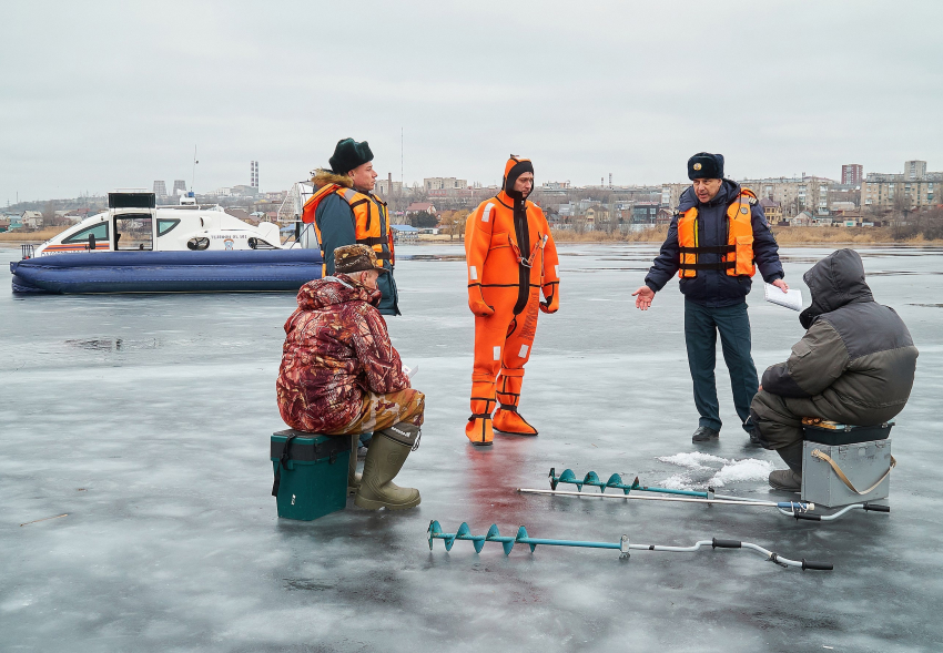 Спасатели провели «лекции» на льду для камышинских рыбаков