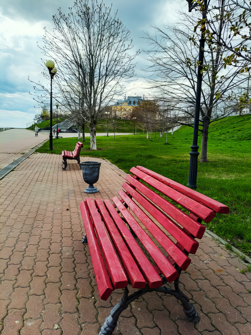 В Камышине на набережной появились свежевыкрашенные скамейки, но...