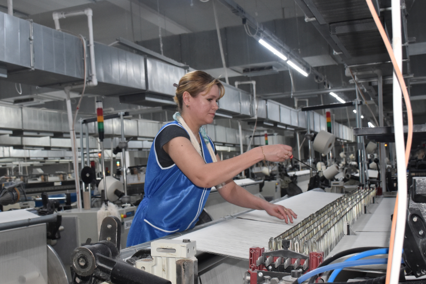 Ткачиха  ООО «Камышинский Текстиль» Вера Гайдар:  «Гоняю» 20 станков и очень довольна работой!» 