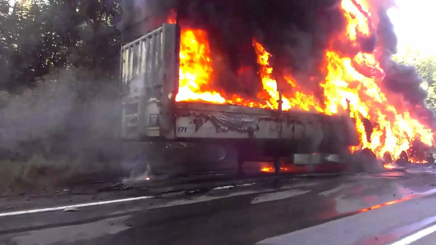 На трассе под Камышином сгорел грузовой прицеп, пострадавших нет