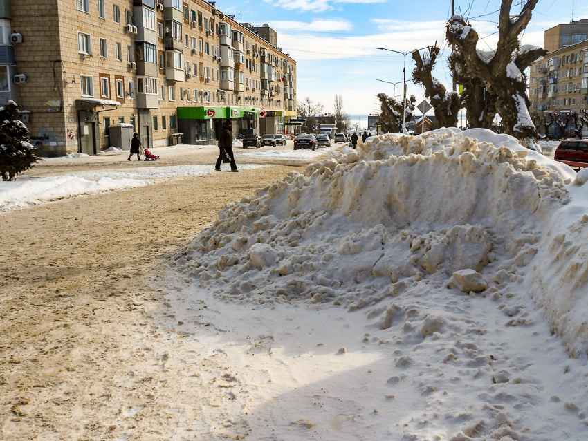 Сугробы на тротуарах в Камышине растут, как сопки - почему снег не вывозят из города? - камышанка