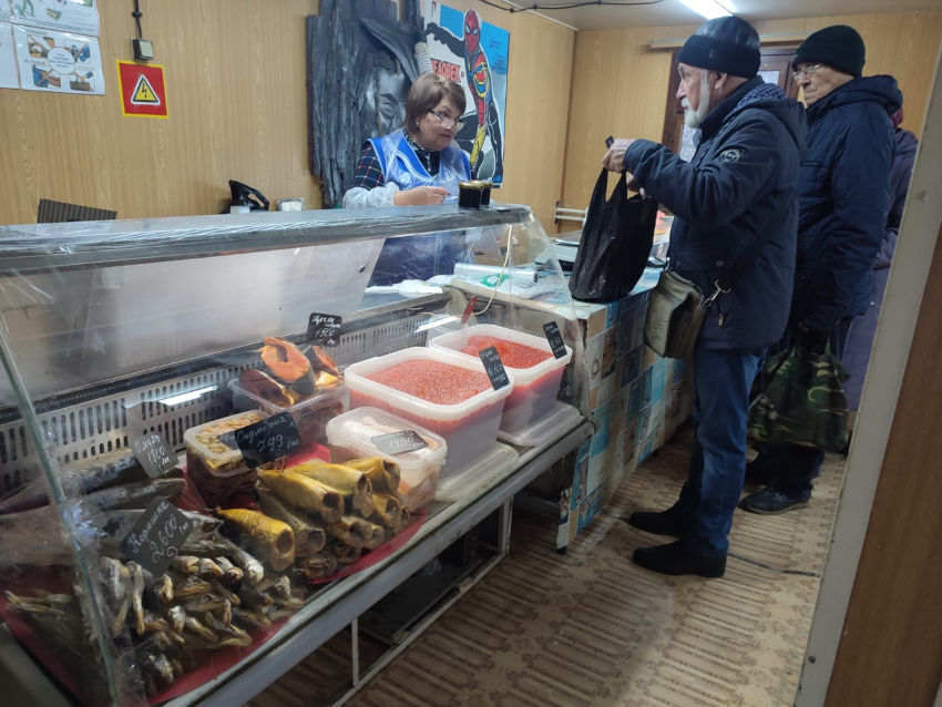 В Камышине банки с красной икрой и деликатесную рыбу пенсионеры разобрали в «Дружбе» на «ура"