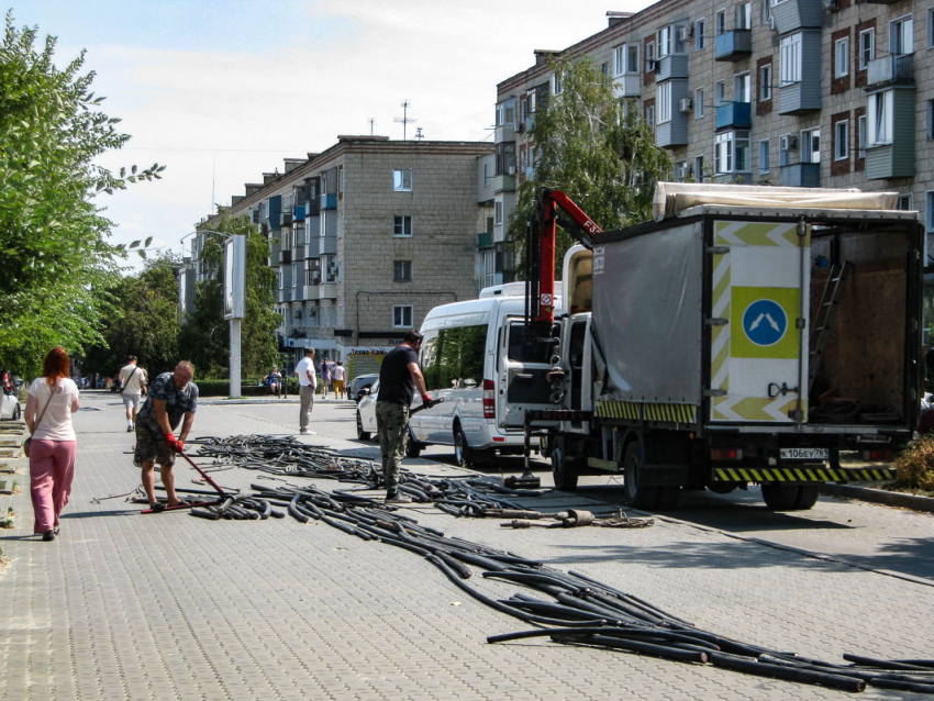 В Камышине на улице Ленина ведется демонтаж старых кабелей без сигнальных лент на участке работ