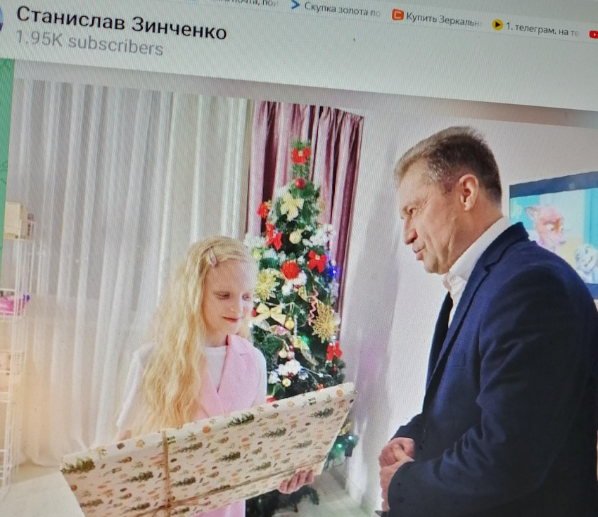 Глава Камышина Станислав Зинченко стал под елку и рассказал, что он подарил девочке Соне