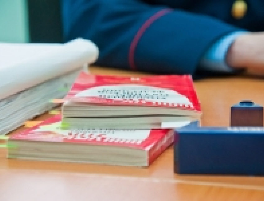 Судебного пристава вытолкнули за дверь - «толкатель» идет под суд