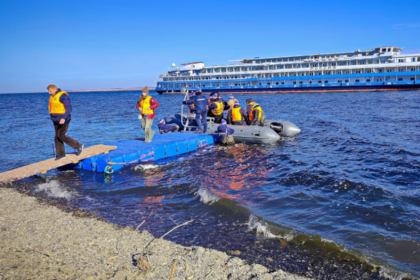Какой «смелый» лайнер бросил якорь у природного парка в Камышинском районе, и как туристов отправляли на берег без стационарного причала