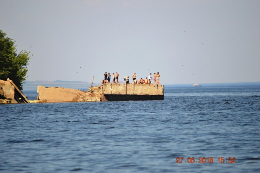 Отчаянные головы Камышина продолжают нырять и рыбачить на нефтебазе на развалинах пристани под странным названием «Быки"