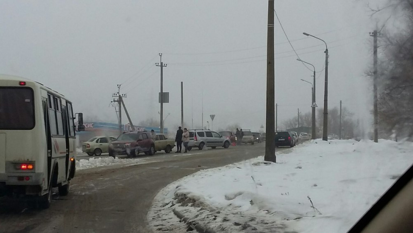 В Камышине из-за ДТП на время оказался затруднен проезд на спуске-подъеме у межрайбазы