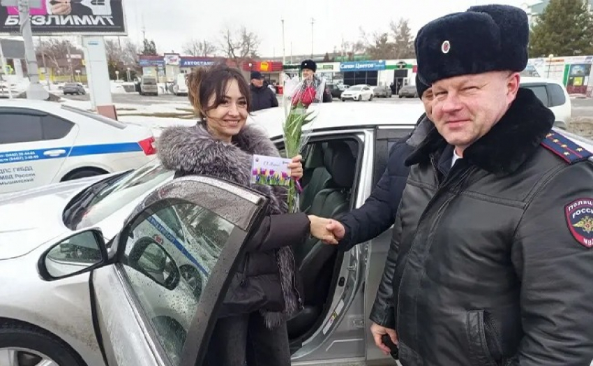 В Камышине офицеры ГАИ останавливали женщин за рулем, чтобы подарить им цветы