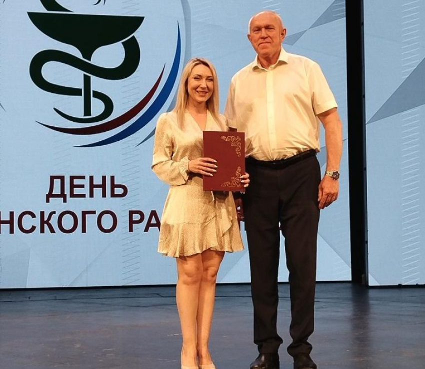 Нарядным медработникам спикер Камышинской городской думы Владимир Пономарев вручил гору грамот «имени себя"