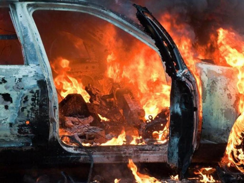 В Камышине на улице Нахимова сгорел автомобиль