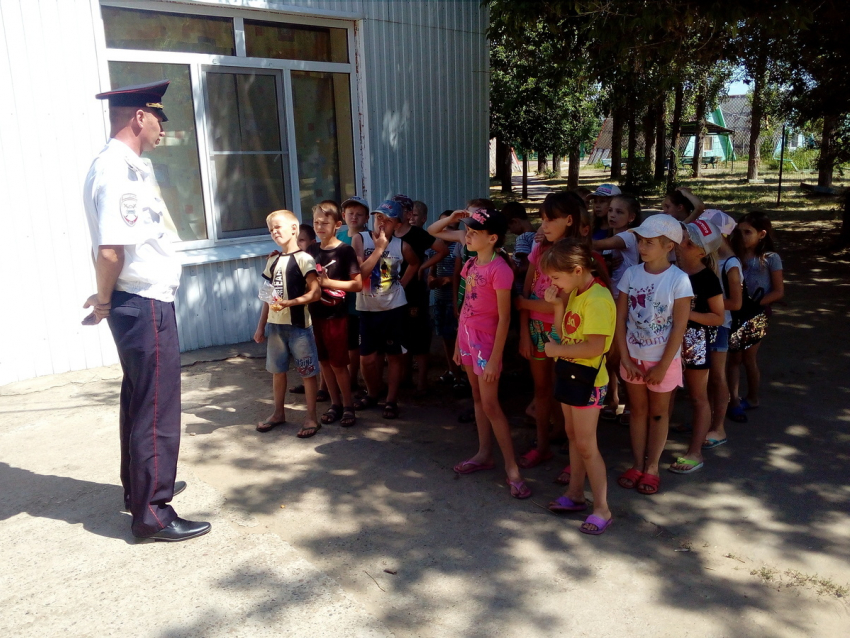 Дорожные полицейские Камышина провели в оздоровительном лагере «Солнечный»  полезные игры