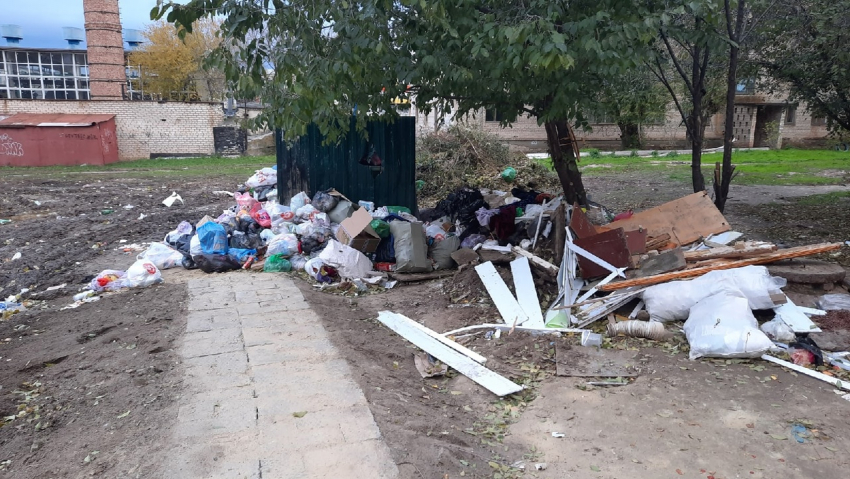 Камышан нервирует мусорка, образовавшаяся в жилом микрорайоне недалеко от администрации