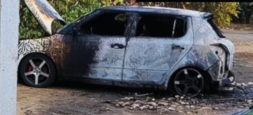 Сегодня утром во дворе в Камышине сгорел автомобиль