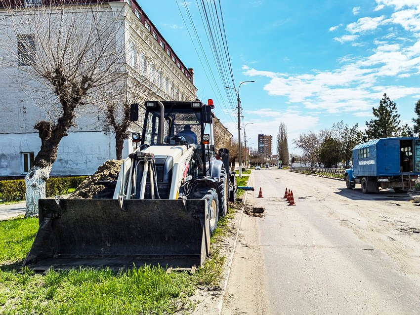 В Камышине начинается срочный  ремонт участка улицы Октябрьской у новой стелы