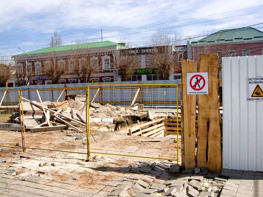 В Камышине строители все углубляются в землю у ЦКД «Дружба", где возводится фонтан