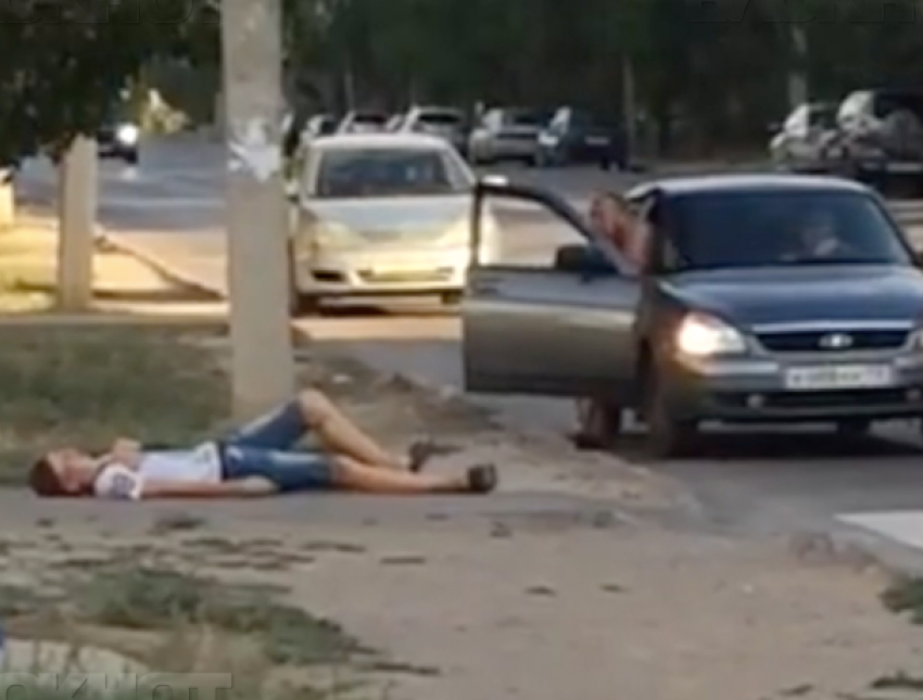 Волжский захватила опасная игра подростков - они падают замертво у дороги и ждут, испугаются ли водители