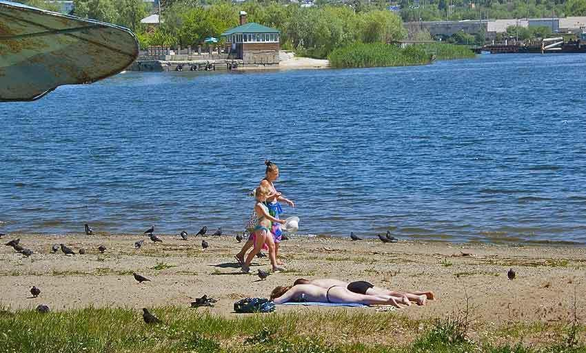 Самые нетерпеливые камышане открыли пляжный сезон, температура воды в Волге +14 градусов
