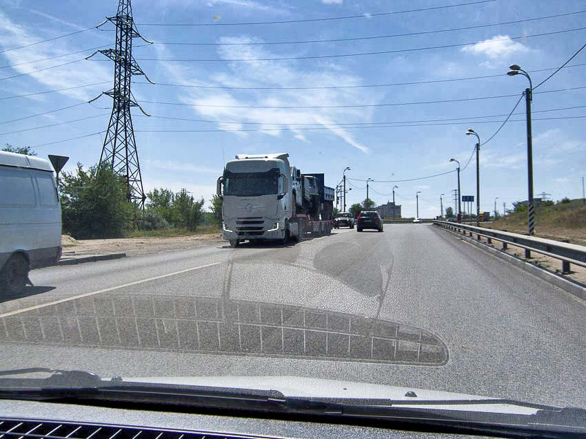 Под Камышином на рассвете с федеральной трассы улетел в кювет автомобиль 