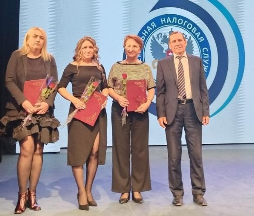 В Камышине вице-спикер Иван Иванов наградил нарядных представительниц Камышинской налоговой инспекции