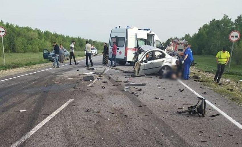 Два трупа в ДТП на московской трассе 16 мая: иномарку молодого водителя разорвало «в хлам"
