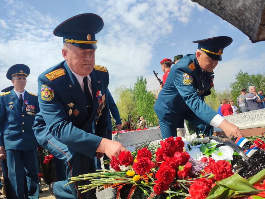 В Камышине завершилась торжественная церемония возложения цветов к Памятному знаку в парке Победы