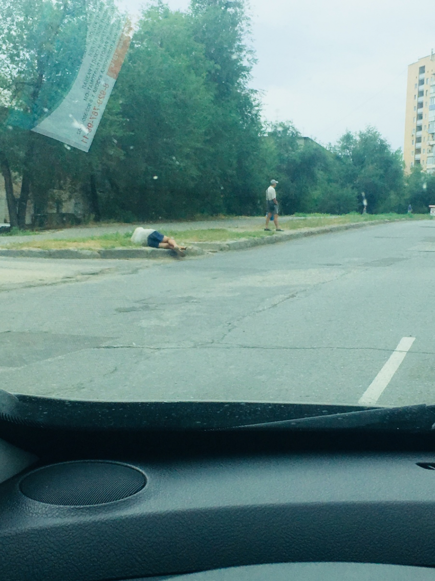 В четвертом микрорайоне города на газоне лежит мужчина, которому могут в любой момент отдавить ноги