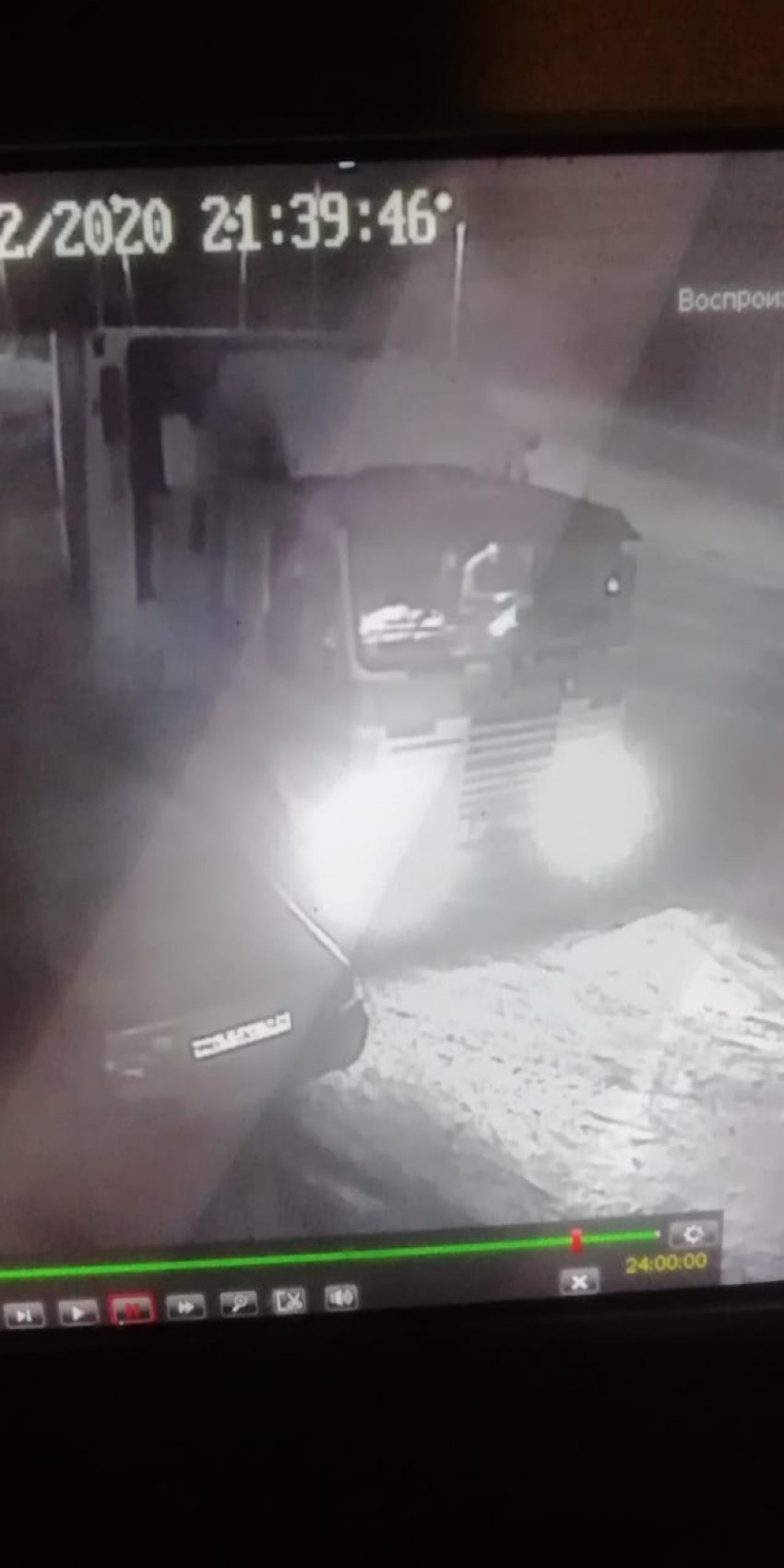 В Камышине полиция ищет водителя грузовика, который снес на парковке 5-го микрорайона легковушку и сбежал