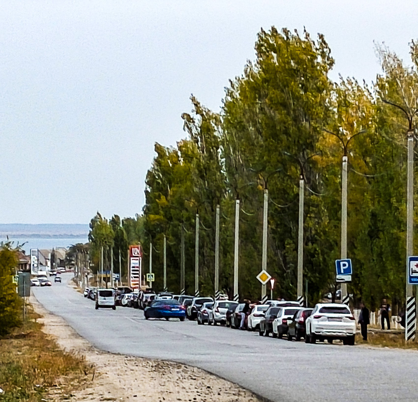 В Камышине «хвост» очереди за бензином «завивается» на километр
