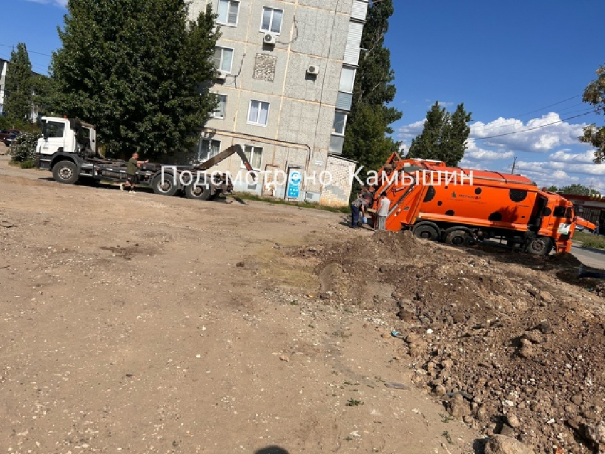 Камышане показали в соцсетях, как эвакуатор «спасал» провалившийся мусоровоз