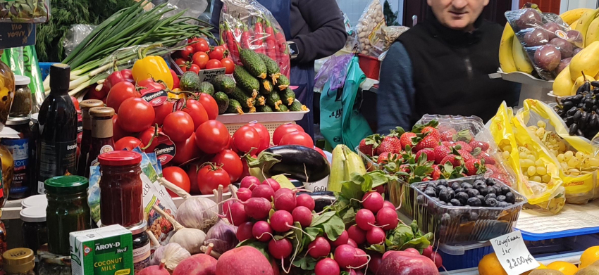На центральном рынке в Камышине для гурманов выложили свежую редиску и «ягодный букет"