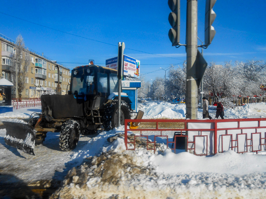 В Камышине коммунальные службы продолжают расчистку тротуаров от снега
