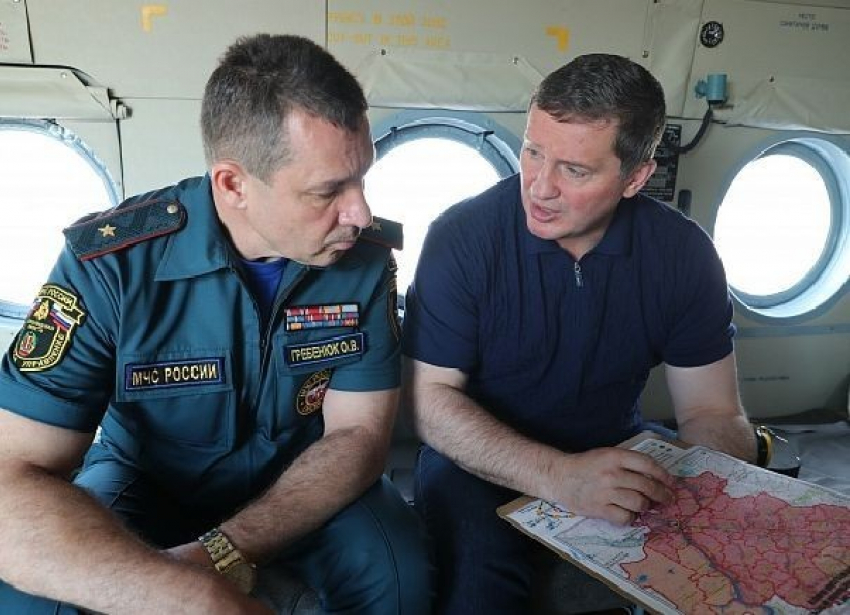 Губернатор с главой регионального МЧС на вертолете кружат над Волгоградской областью, - «Блокнот Волгограда"