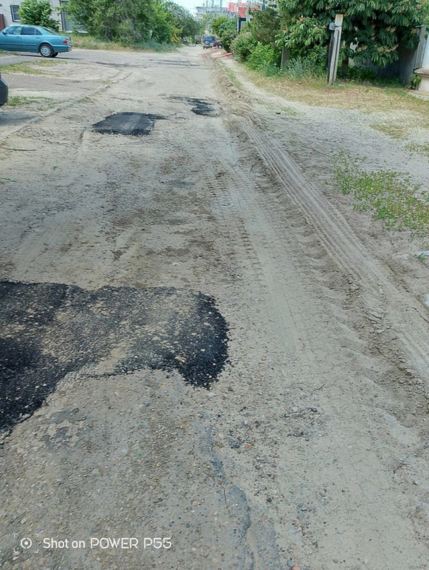 А вот сегодня на улице Рижской в Камышине  прямо на песок положили асфальт, - камышанин