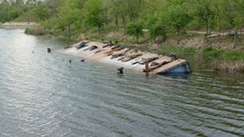 В Камышине поднято затонувшее судно в результате принятых мер природоохранной прокуратурой