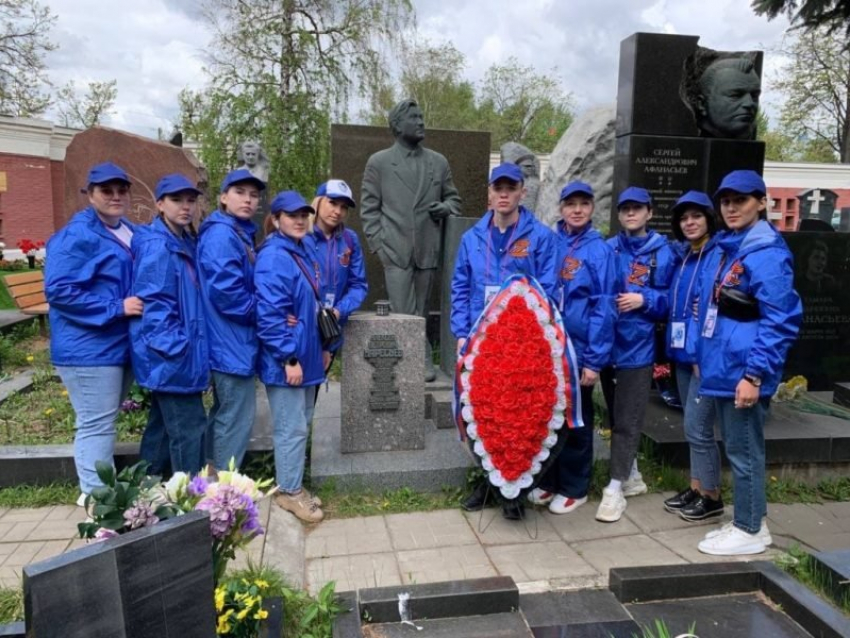 Юные камышане поехали в Москву и возложили цветы на могилу Маресьева на Новодевичьем кладбище